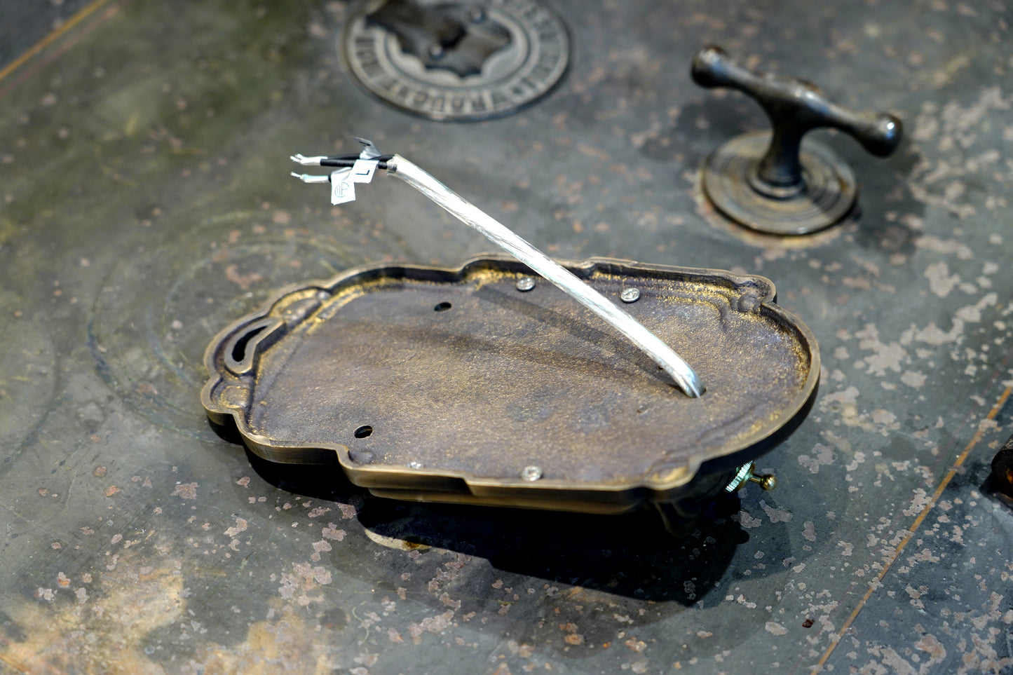 Elega - Vintage Art-Deco Brass Wall Sconce